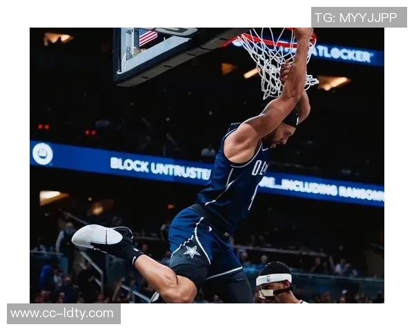 布克追身三分命中却遭裁判无视3加1机会球队分差扩大至20分以上